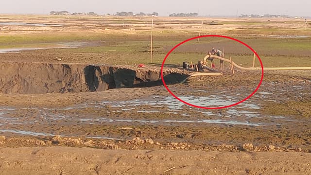 ফসলি মাঠে অবৈধ ড্রেজার দিয়ে বালু উত্তোলন