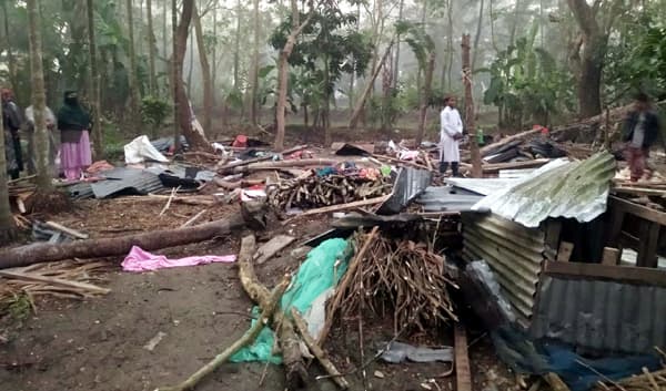 নোয়াখালীতে শিক্ষকের বাড়িতে হামলা ও অগ্নিসংযোগ