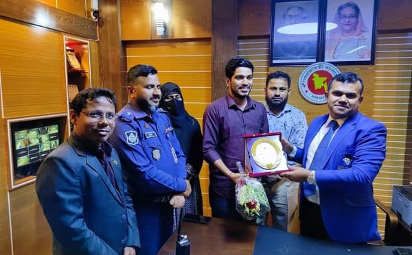নাজিরপুরে ৪১তম বিসিএস প্রাপ্ত তিন কৃতি সন্তানকে ফুলেল শুভেচছা
