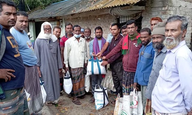 আশাশুনিতে বিনামূল্যে উফশী ধান বীজ ও সার বিতরণ