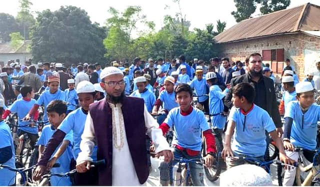 টানা ৪০দিন জামাতে নামাজ পড়ে সাইকেল পুরস্কার পেল ২০৮ কিশোর