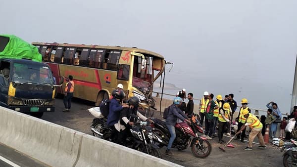 পদ্মা সেতুতে যাত্রীবাহী ২ বাসের মুখোমুখি সংঘর্ষ