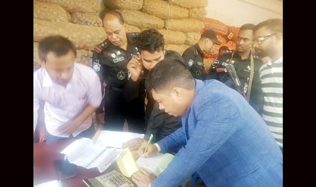 বেশি দামে পেঁয়াজ বিক্রি করায় শ্রীমঙ্গলে দুই প্রতিষ্ঠানকে জরিমানা