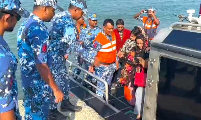 ডুবোচরে আটকে পড়া ৪৪ জন যাত্রী উদ্ধার