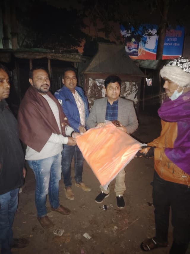 সরাইলে শীতার্তদের মধ্যে ইউএনও'র কম্বল বিতরণ