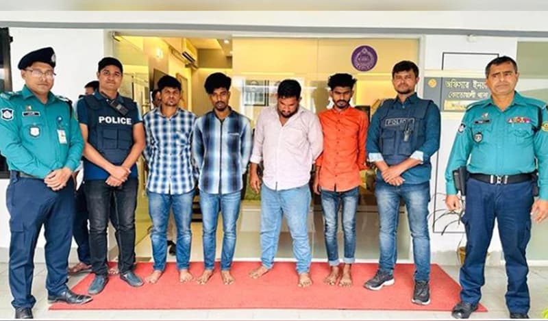 গায়ের ওপর বমি করেন একজন, অন্যরা কাটেন পকেট