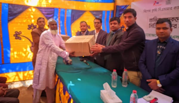 কালীগঞ্জে কৃষকদের মাঝে কৃষি উপকরণ বিতরণ