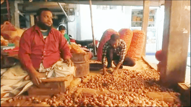 দেশীয় পেঁয়াজ কেজিতে কমল ৫০ টাকা