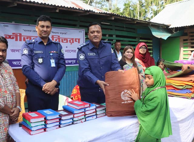 পিরোজপুরে পুলিশ সুপার’র সহায়তায় ২৫০ শিক্ষার্থী পেল কুরআন শরিফ ও শীতবস্ত্র