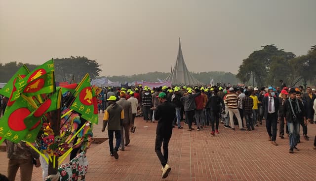 উন্মুক্ত স্মৃতিসৌধে জনতার ঢল