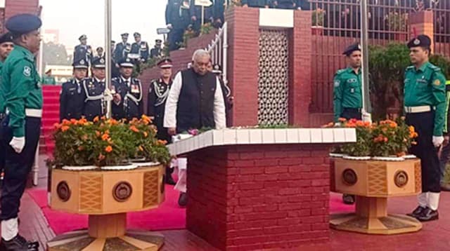 রাজারবাগে স্মৃতিসৌধে স্বরাষ্ট্রমন্ত্রী ও আইজিপির শ্রদ্ধা