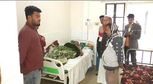 ছাত্রলীগ নেতাকে বাঁচাতে গিয়ে পুলিশসহ আহত ১২