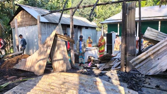 ভূরুঙ্গামারীতে আগুনে পুড়ল ৫টি ঘর
