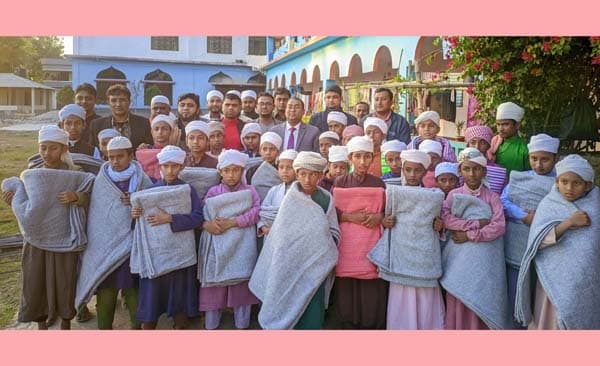 ধামইরহাটে এতিম শিশুদের কম্বল উপহার দিলেন ইউএনও