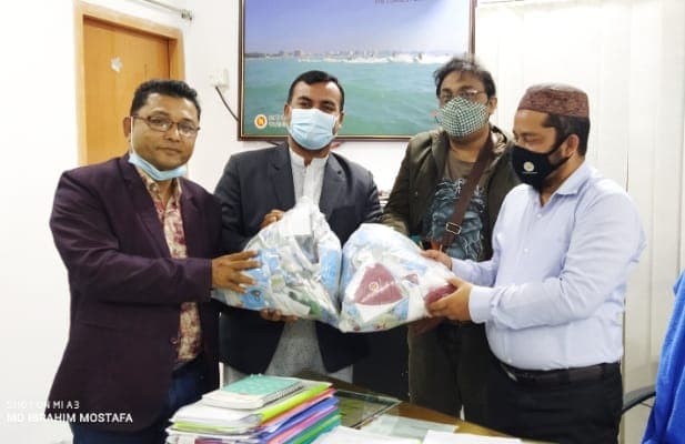 উখিয়াতে মাস্ক উপহার দিলেন অতিরিক্ত জেলা প্রশাসক