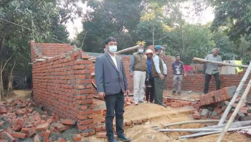 উখিয়ায় গড়ে উঠা অবৈধ স্থাপনা উচ্ছেদ