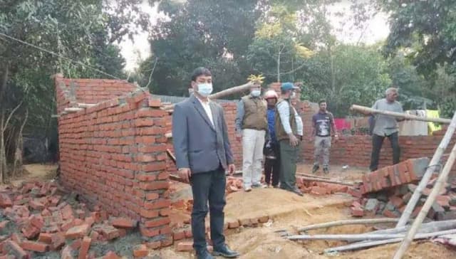 উখিয়ায় গড়ে উঠা অবৈধ স্থাপনা উচ্ছেদ