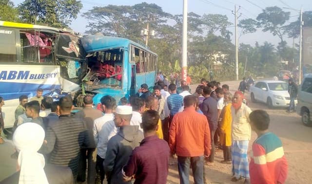 বরিশাল-ঢাকা মহাসড়কে দুর্ঘটনায় হতাহত ১৬
