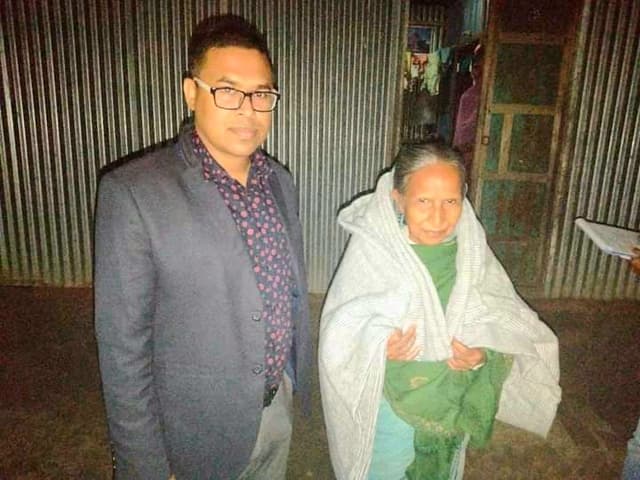 শীতার্তদের মাঝে ঘুরে-ঘুরে রাতে আধারে ইউএনও'র কম্বল বিতরণ