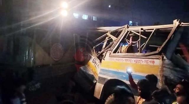 দাঁড়িয়ে থাকা বাসে ট্রেনের ধাক্কা, নিহত ৩