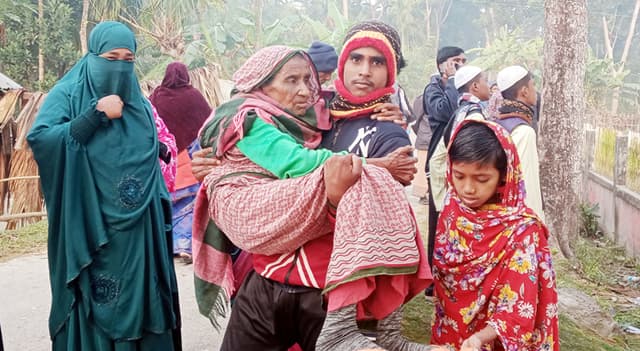 ইউপি নির্বাচন: "শ্যাষ ভোটটা দিয়া যাই"