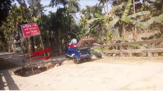 ভূরুঙ্গামারীতে ঝুঁকিপূর্ণ সেতু দিয়ে ঝুঁকি নিয়ে পারাপার