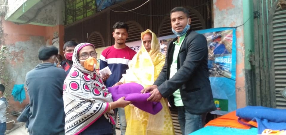 শীতার্তদের মাঝে কম্বল ও মাস্ক বিতরণ দেশ সমাজ কল্যাণ সংগঠনের