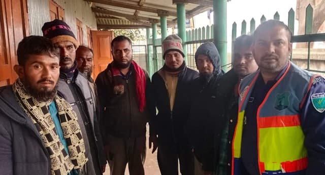 দৌলতদিয়া নৌ-পুলিশের অভিযানে ড্রেজার ও বাল্কহেডসহ আটক ৭
