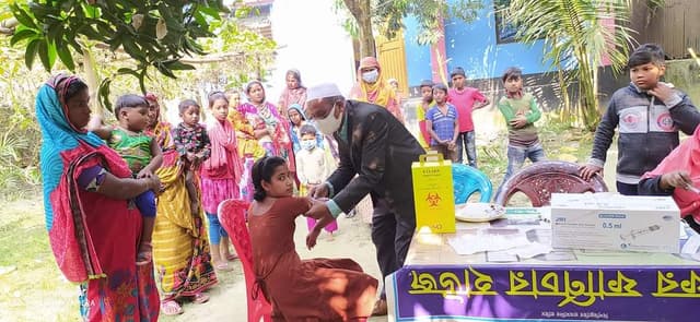 উল্লাপাড়ায় হাম রুবেলা ক্যাম্প পরিদর্শন