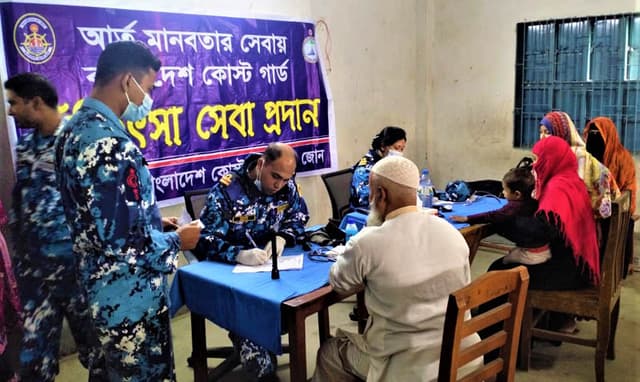 নারায়ণগঞ্জে বিনামূল্যে চিকিৎসা সেবা প্রদান করল কোস্টগার্ড