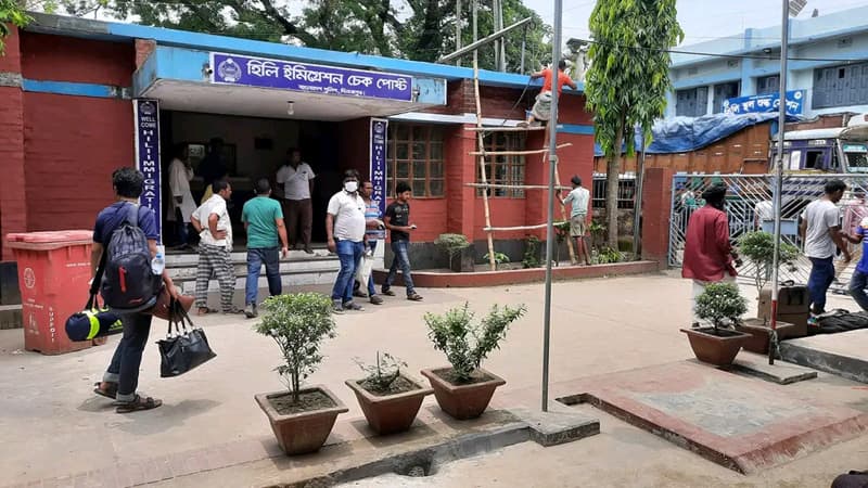 হিলি ইমিগ্রেশনে করোনার নতুন ভ্যারিয়েন্ট প্রতিরোধে বাড়তি সতর্কতা
