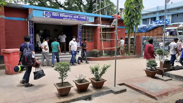 হিলি ইমিগ্রেশনে করোনার নতুন ভ্যারিয়েন্ট প্রতিরোধে বাড়তি সতর্কতা