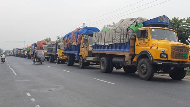 নদী পার হতে দূর্ভোগ : ফেরি পারের অপেক্ষায় শতশত যানবাহন