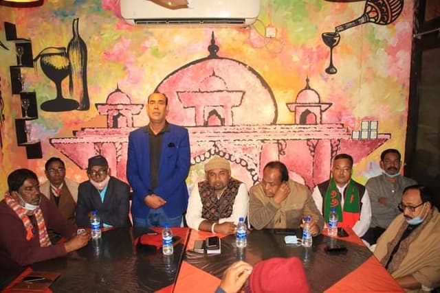 উল্লাপাড়া পৌর নির্বাচনে মেয়র পদ থেকে সরে দাঁড়ালেন স্বতন্ত্র প্রার্থী