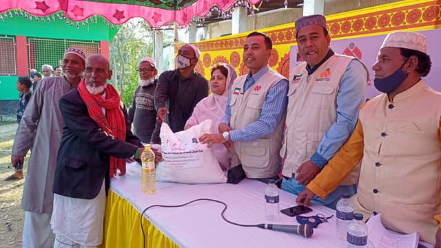 দাতা সংস্থা এসএসটিএস এর খাদ্য সামগ্রী বিতরণ
